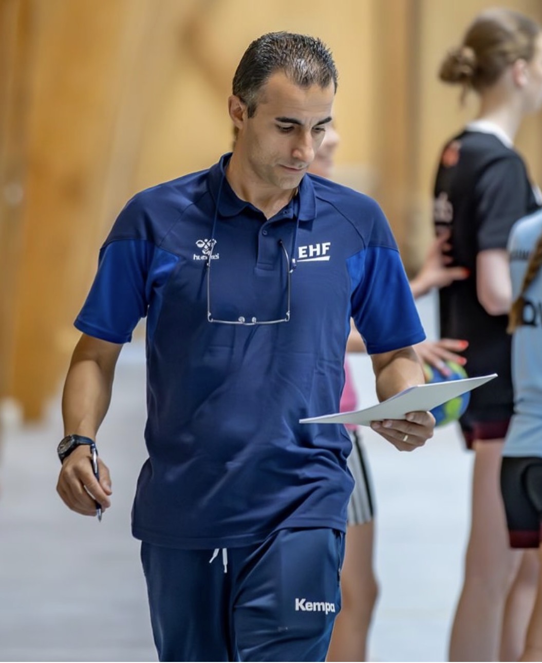 Luís Santos em treino com prancheta