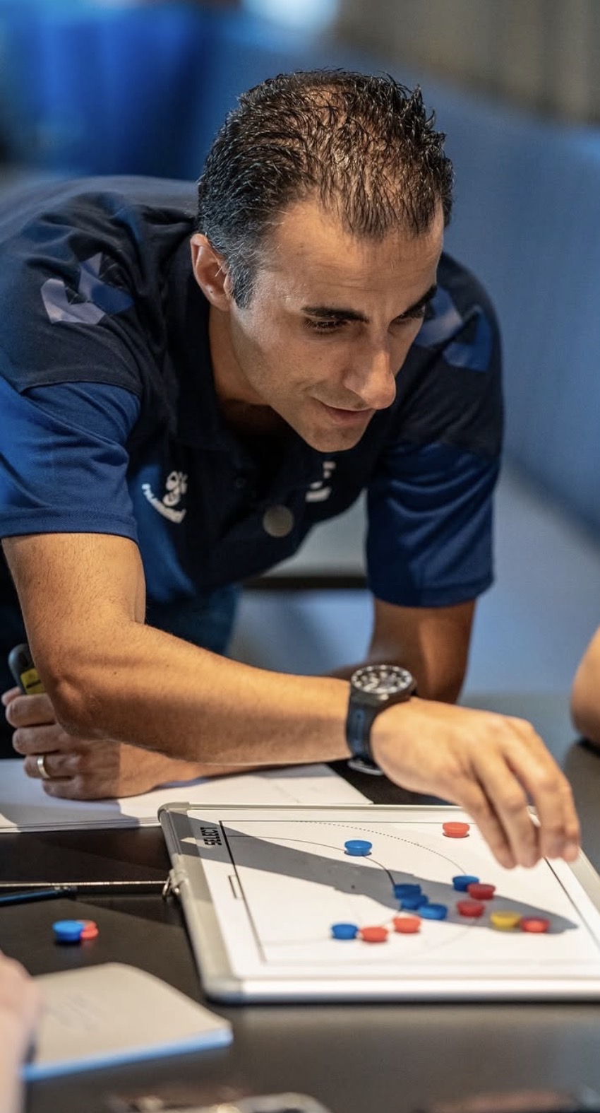 Luís Santos a analisar táticas no quadro